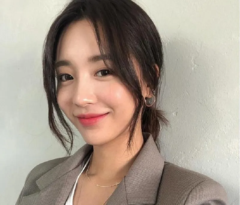 Tóc mái dài rẽ ngôi giữa tạo nét thanh lịch, quyến rũ