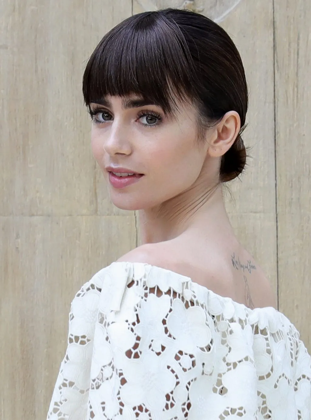 Lily Collins Với Tóc Mái Giả Tinh Tế Để Thay Đổi Phong Cách