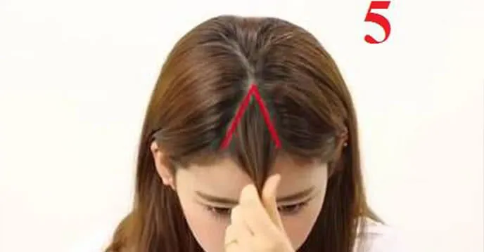 Hướng dẫn lấy phần tóc mái hình tam giác đối xứng, bước đầu tiên để cắt tóc 2 mái