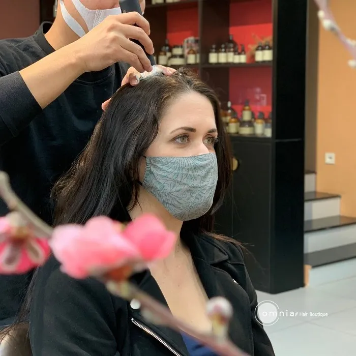 Hình ảnh mái tóc xanh đen dài bồng bềnh sau khi nhuộm đang được tạo kiểu dưới ánh sáng tự nhiên