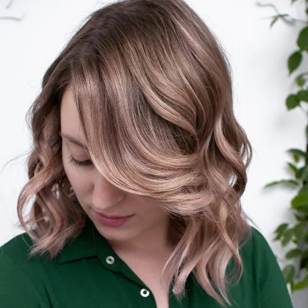 Tóc uốn gợn sóng mang lại độ bồng bềnh và vẻ ngoài tự nhiên