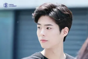 Mái tóc chia ngôi 7/3 giúp nam giới có vẻ ngoài năng động và nam tính hơn