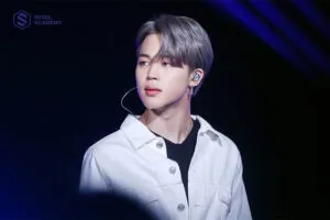 Tóc chia ngôi vuốt rủ là lựa chọn hoàn hảo cho các chàng trai theo phong cách trẻ trung và lãng tử, tạo cảm giác mềm mại