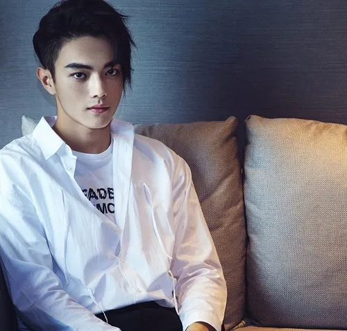 Mái vuốt lệch sành điệu, một biến thể linh hoạt của kiểu tóc ngắn hiện đại, mang lại vẻ ngoài trẻ trung