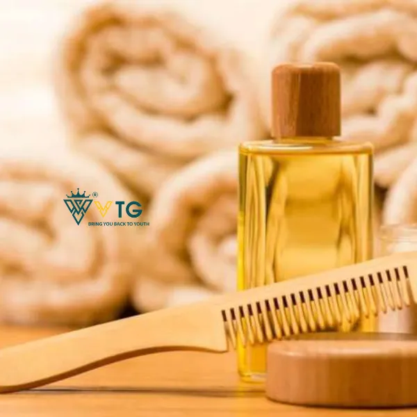 Hình ảnh tóc nam xoăn nhẹ đang được chăm sóc bằng tinh dầu dưỡng tóc