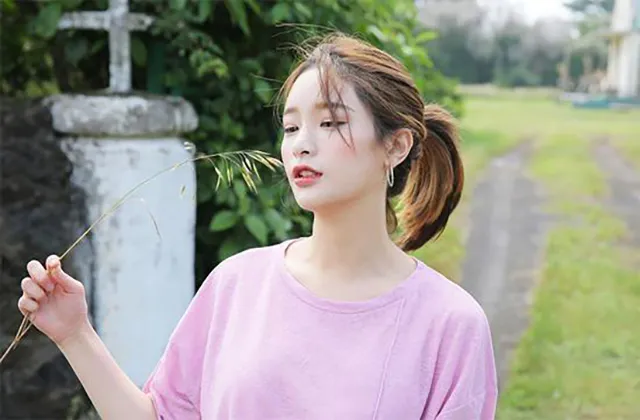 Buộc tóc đuôi ngựa cao năng động cho tóc ngắn