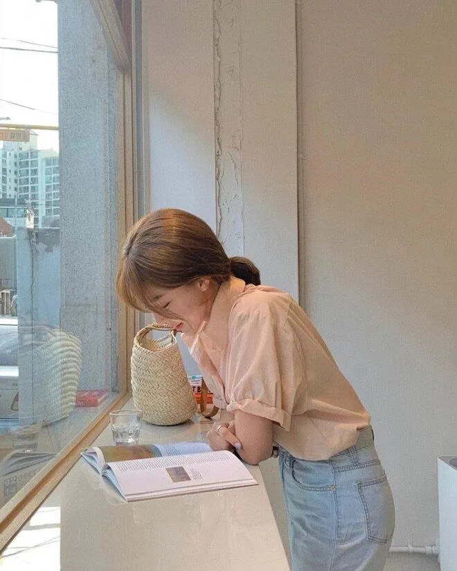 Người phụ nữ tóc ngắn buộc thấp với phần mái bay ôm sát mặt nữ tính