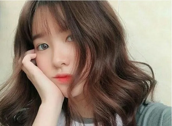 Tóc ngắn uốn xoăn sóng nước mái bằng là mái tóc giúp trẻ trung hơn