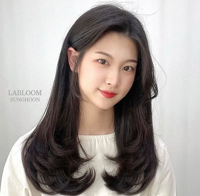 Tóc uốn đuôi chữ C đang là trào lưu hot nhất hiện nay, đặc biệt là với phái đẹp. Kiểu tóc đuôi cá tính và quyến rũ, giúp bạn nổi bật và thu hút ánh nhìn. Xem ngay hình ảnh liên quan để thấy sự khác biệt cho kiểu tóc uốn đuôi chữ C này.