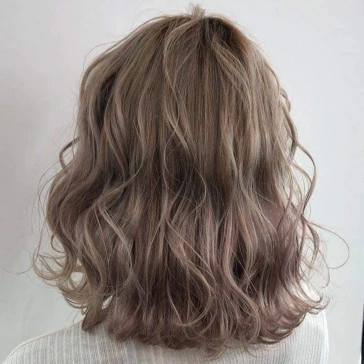 Mái tóc ngắn uốn lạnh xoăn sóng lơi cho nàng trông xinh xắn