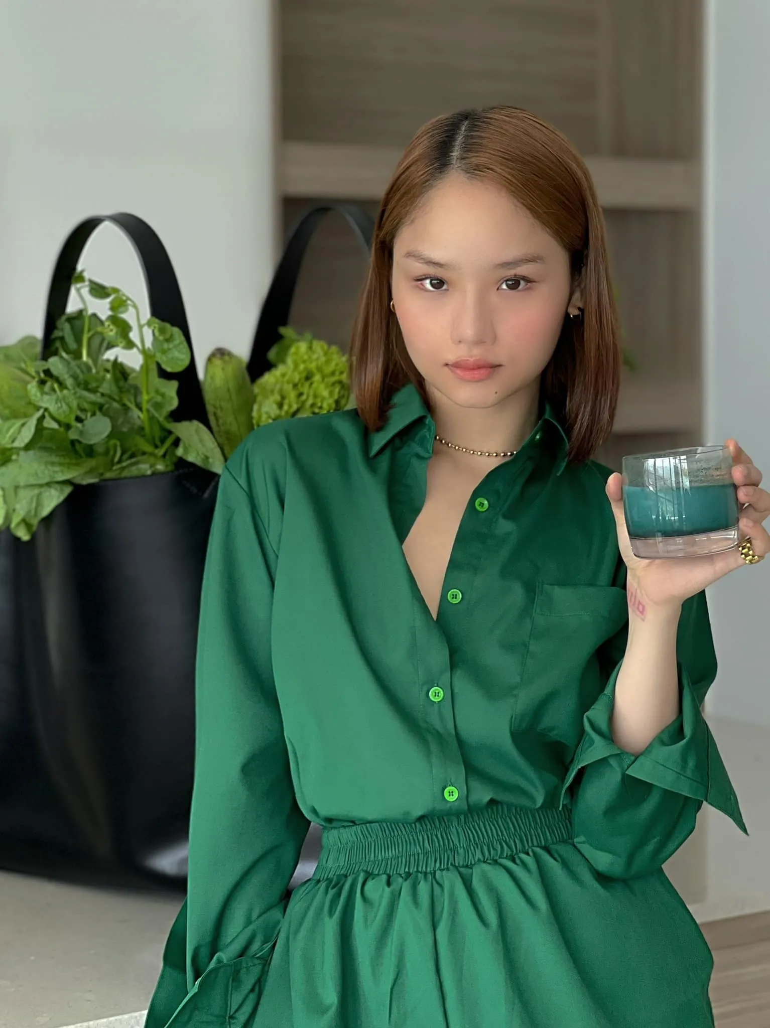 Mái tóc đã tẩy sáng và ra chân đen của Miu Lê là một ví dụ điển hình cho tình huống cần chấm chân tóc khẩn cấp, đặc biệt với những tông màu nổi bật.