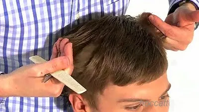 Phần sau ót, chia các lớp dọc, căng 90 độ ngang sau, cắt đường đứng theo chuẩn phần giáp đỉnh