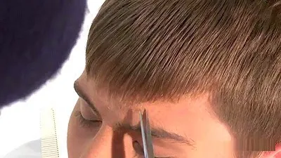 Cắt phần mái hoàn thiện kiểu tóc so le đều