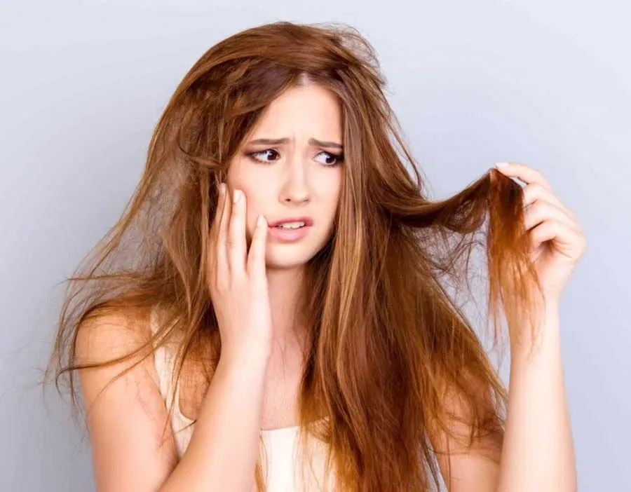 Sợi tóc bị hư tổn nghiêm trọng sẽ trở nên xốp, khô và mất đi sự sống động, cần được tái cấp protein và ẩm từ bên trong