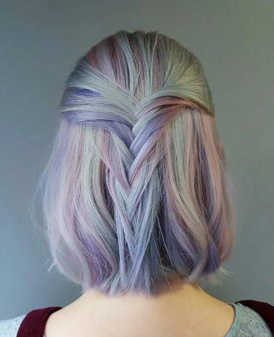 Kỹ thuật tết xương cá nửa đầu, kết hợp với phần mái tết tạo vẻ ngoài thanh lịch cho tóc ngắn