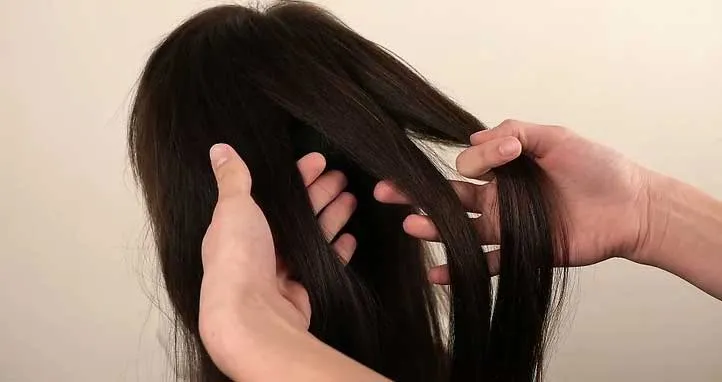 Chia tóc thành ba lọn bằng nhau để chuẩn bị tết tóc đuôi sam kiểu pháp