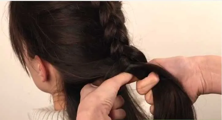 Hình ảnh bắt đầu tết những bím tóc đầu tiên theo kiểu Pháp (tết ngược)