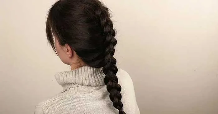 Tóc tết đuôi sam kiểu Pháp hoàn thiện, thể hiện độ dày và sự chặt chẽ của bím tết