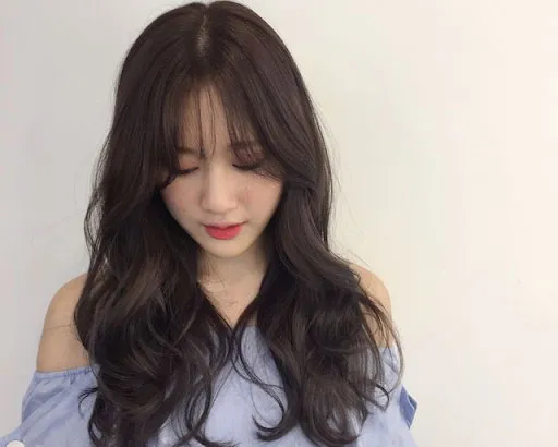 Kiểu tóc uốn gợn sóng mái dài cho mặt tròn