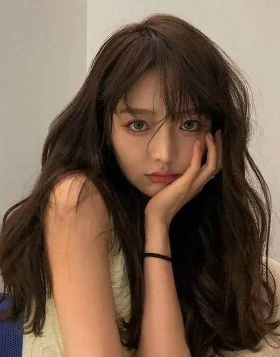 Kiểu tóc xoăn lọn to giúp tăng chiều rộng, cân bằng độ dài cho khuôn mặt dài