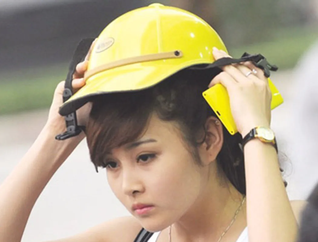 Tác hại mái tóc bị xẹp khi đội mũ bảo hiểm lâu ngày