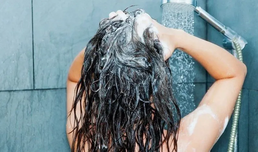Gội đầu thường xuyên có thể làm tóc khô xơ và dễ gãy rụng