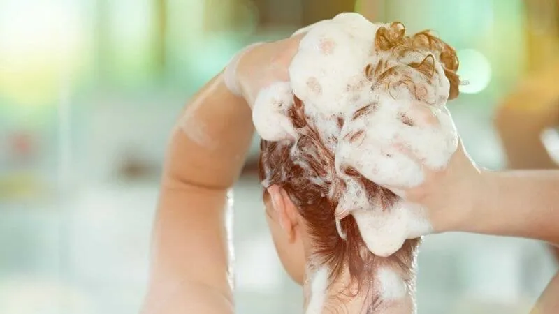 Gội đầu, giữ cho tóc và da đầu sạch sẽ giúp hạn chế rụng tóc