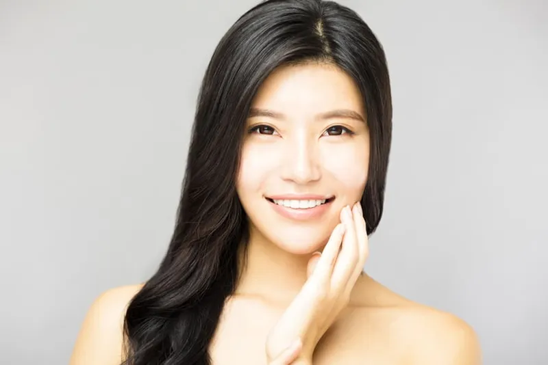 Minh họa cấu trúc tóc dưới da đầu và quá trình tuyến bã nhờn tiết dầu