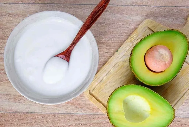 Ủ tóc với sữa chua và bơ giúp tóc óng ả