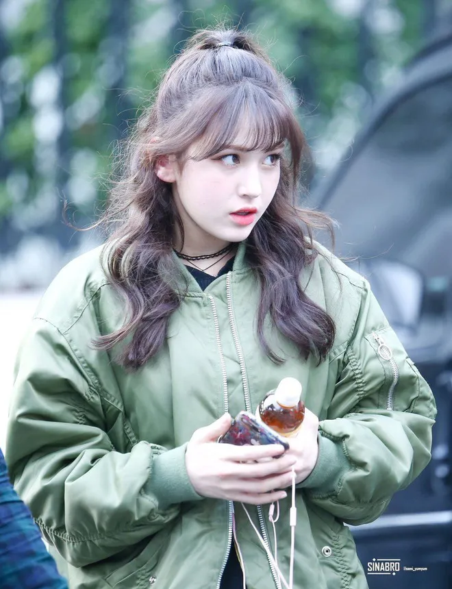 Kiểu tóc buộc nửa đầu đơn giản, thanh lịch, phù hợp với phong cách Hàn Quốc