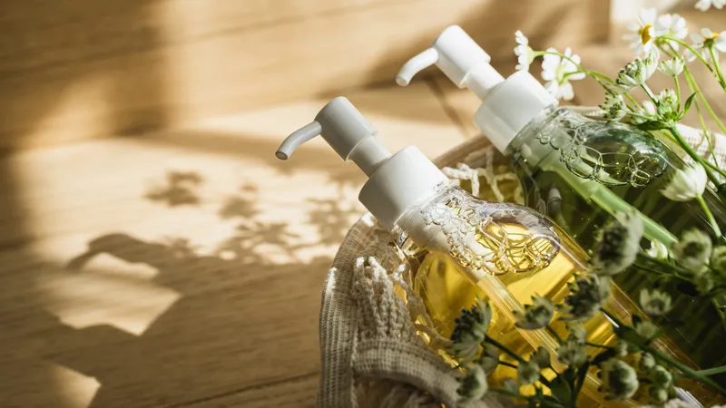 Việc lựa chọn dầu gội và dầu xả phù hợp giúp hỗ trợ phục hồi tóc rễ tre tốt hơn