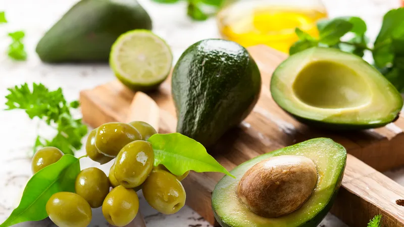 Sử dụng các loại dầu dưỡng tự nhiên như bơ và dầu olive giúp tóc rễ tre giảm xơ rối và dễ chải hơn