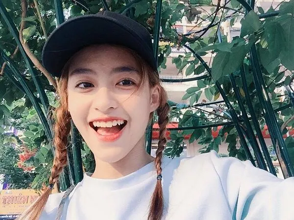 Tóc tết 2 bên messy look (tự nhiên, lộn xộn) cuốn hút kiểu Hàn