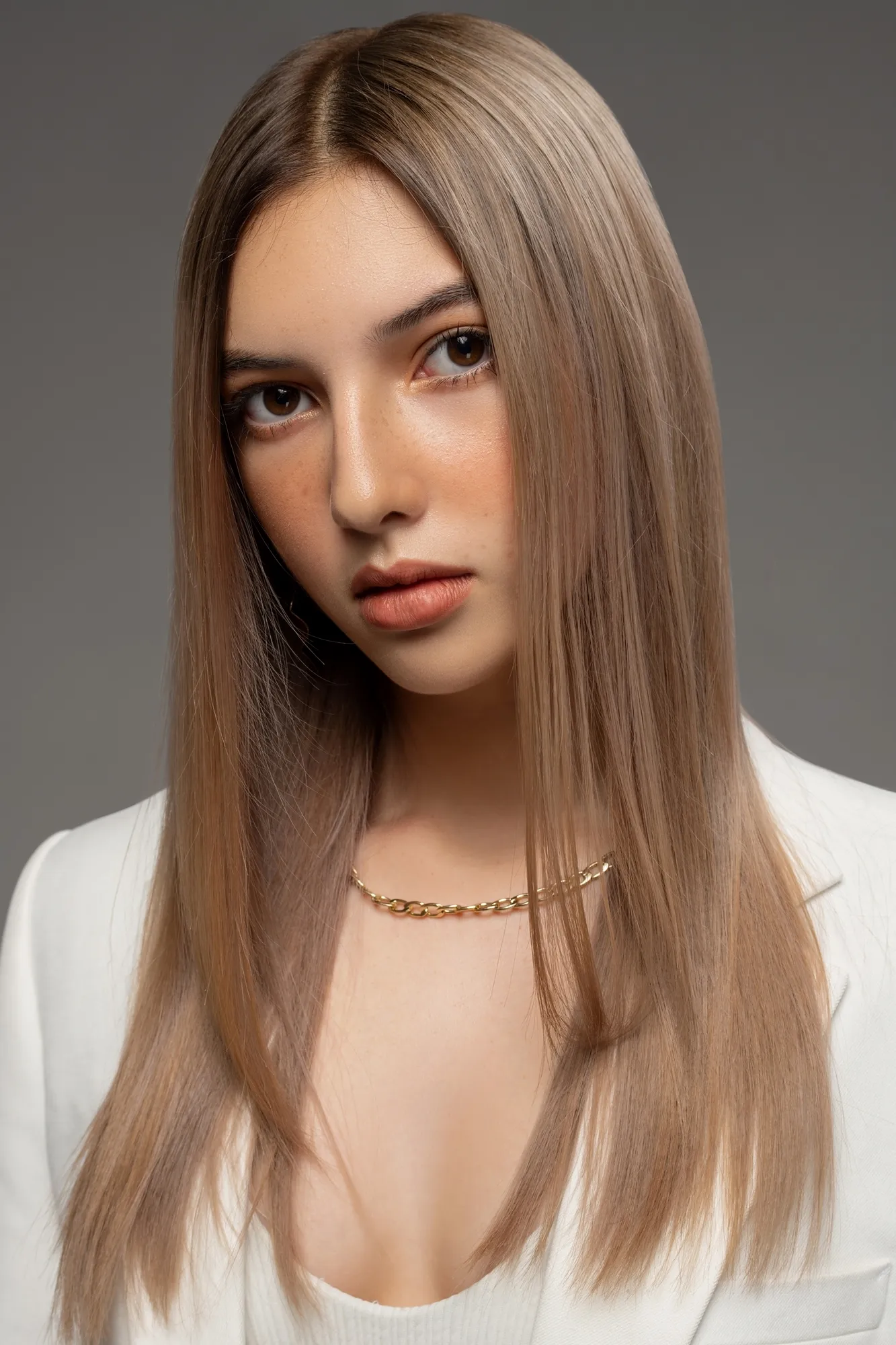 Tóc thẳng mượt sau khi sử dụng dưỡng chất tự nhiên