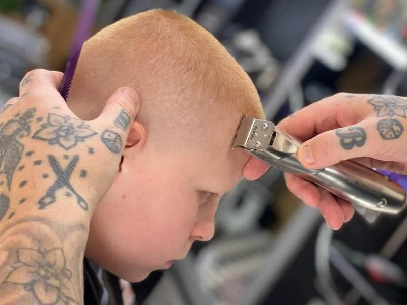 Tông đơ Andis nhỏ gọn nhưng hiệu suất vượt trội, cân nhắc khi tìm hiểu cách chọn tông đơ cắt tóc