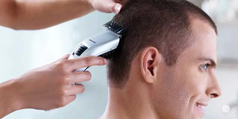 Bộ dụng cụ chuyên nghiệp bao gồm kéo cắt và kéo tỉa để thực hiện cách cắt tóc nam tại nhà bằng kéo