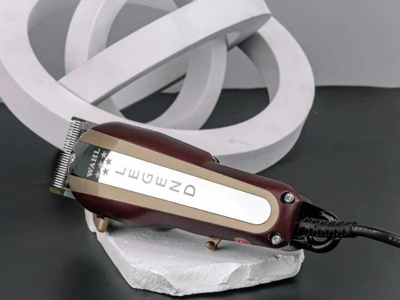 Tông đơ cắm điện trực tiếp thường dùng cho tóc dày, là một cách chọn tông đơ cắt tóc phổ biến trong tiệm chuyên nghiệp