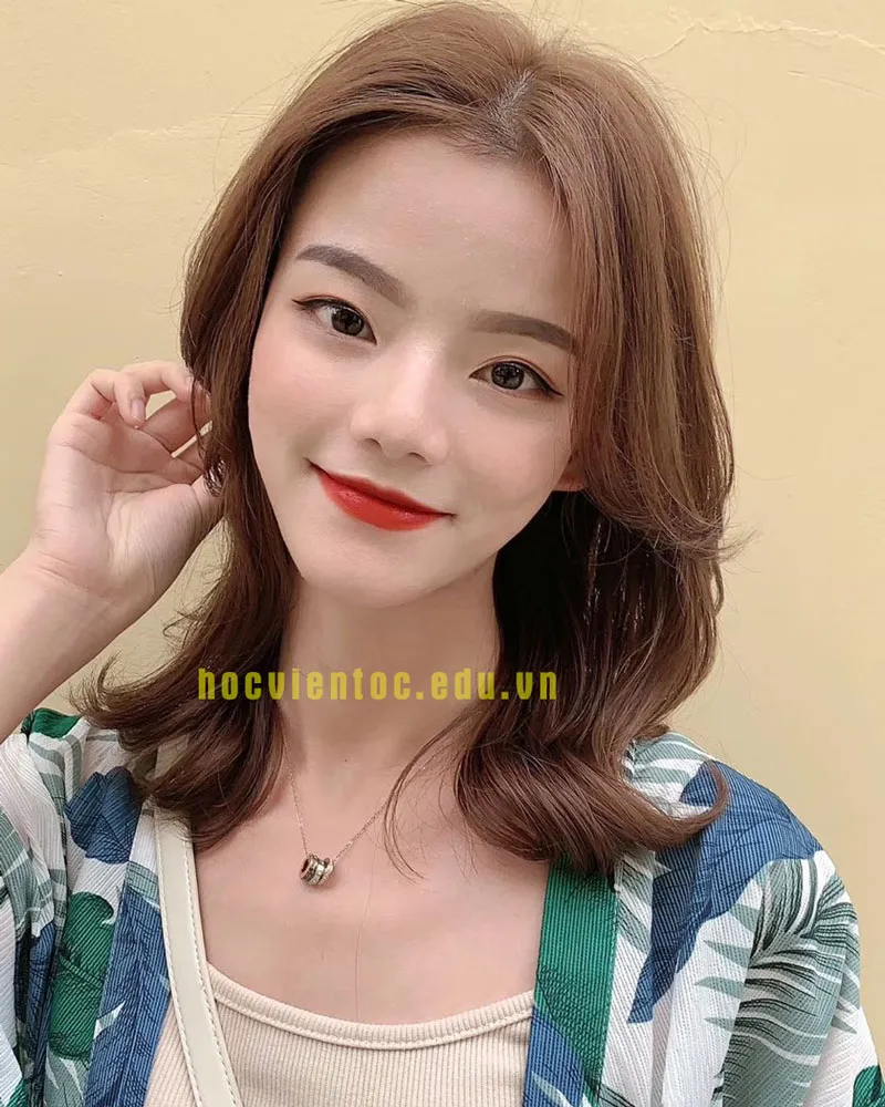 Công thức nhuộm tóc màu nâu vàng được tổng hợp chi tiết cho thợ tóc chuyên nghiệp