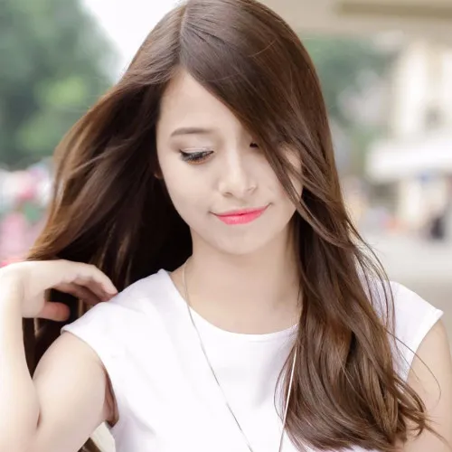 Người phụ nữ đang chăm sóc mái tóc khỏe mạnh