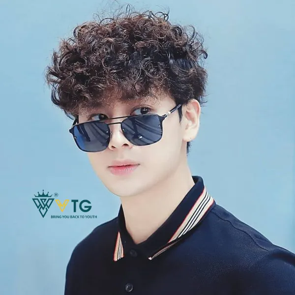 Hình ảnh một chàng trai với mái tóc xoăn mạnh, bồng bềnh, thể hiện hiệu quả của cách làm tóc xoăn nam tại nhà