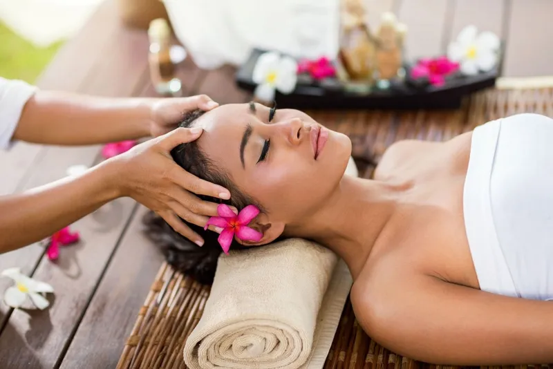 Massage da đầu đúng cách giúp giảm rụng tóc và kích thích mọc tóc hiệu quả