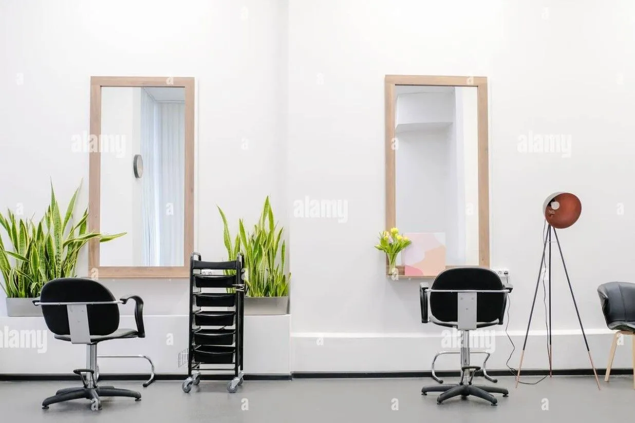 Trang trí quán tóc đẹp bằng những chậu cây xanh bắt mắt