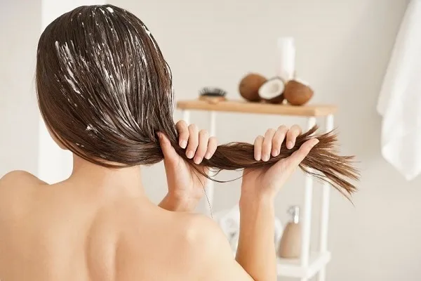 Sử Dụng Nước Lạnh Khi Gội Để Tăng Độ Bền Và Giữ Tóc Thẳng Lâu Hơn