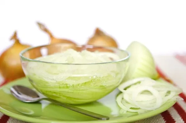 Hình ảnh minh họa việc dùng hành tây làm mặt nạ tóc, một biện pháp truyền thống hỗ trợ cách chữa rụng tóc hiệu quả nhất