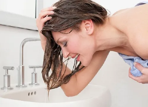 Kỹ thuật gội đầu và xả nước nhẹ nhàng cho tóc xoăn tự nhiên