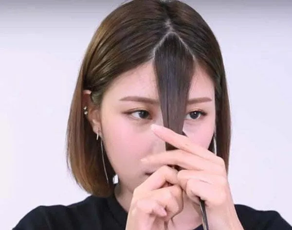 Xác định và chia phần tóc mái thành hình tam giác cân