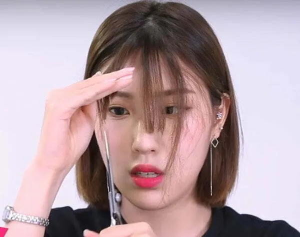 Chia tóc mái thành ba phần để cắt dễ dàng và chính xác hơn