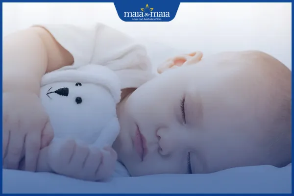 Cha mẹ nên thay đổi tư thế ngủ thường xuyên cho trẻ sơ sinh để giảm ma sát ở vùng đầu.