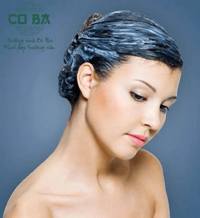 Bia được rót ra bát để loại bỏ khí CO2, một bước quan trọng trước khi áp dụng cách dùng bia ủ tóc.