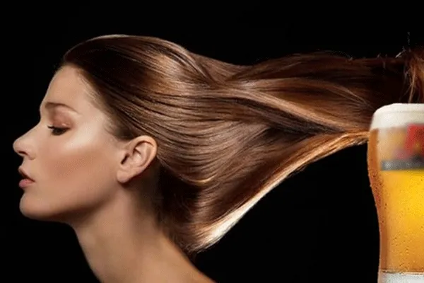 Hình ảnh bia và một nguyên liệu khác cho cách dùng bia ủ tóc, minh họa một trong bảy công thức phục hồi tóc.